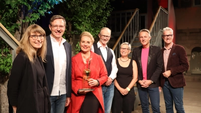 Die stellvertretende Intendantin Dr. Maria Wüstenhagen und Schauspielkollege Gerd Lukas Storzer gratulierten Maike Bollow zu ihrer Auszeichnung ebenso wie Intendant Johannes Kaetzler, FLZ-Chefredakteurin Gudrun Bayer, Moderator Klaus Seeger und Bürgermeister Patrick Ruh (im Bild von links). (Foto: Thomas Schaller)