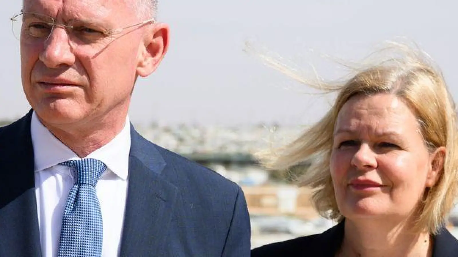 Ende März wollte Nancy Faeser (SPD), geschäftsführende Bundesinnenministerin, mit ihrem österreichischen Amtskollegen, Gerhard Karner, erst nach Jordanien und dann nach Syrien fliegen. Doch die beiden Minister brachen nach Hinweisen auf aktuelle Sicherheitsrisiken für westliche Delegationen in Syrien ihre Reise ab und flogen von Amman zurück nach Europa.  (Archivfoto)   (Foto: Bernd von Jutrczenka/dpa)
