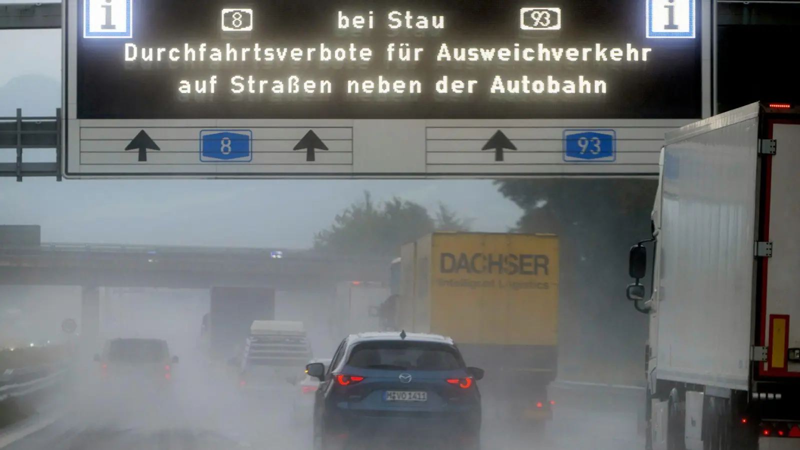 Wie im Landkreis Rosenheim gibt es nun auch im Landkreis Berchtesgadener Land Durchfahrtsverbote in Kommunen entlang der Autobahn 8. (Foto: Peter Kneffel/dpa)