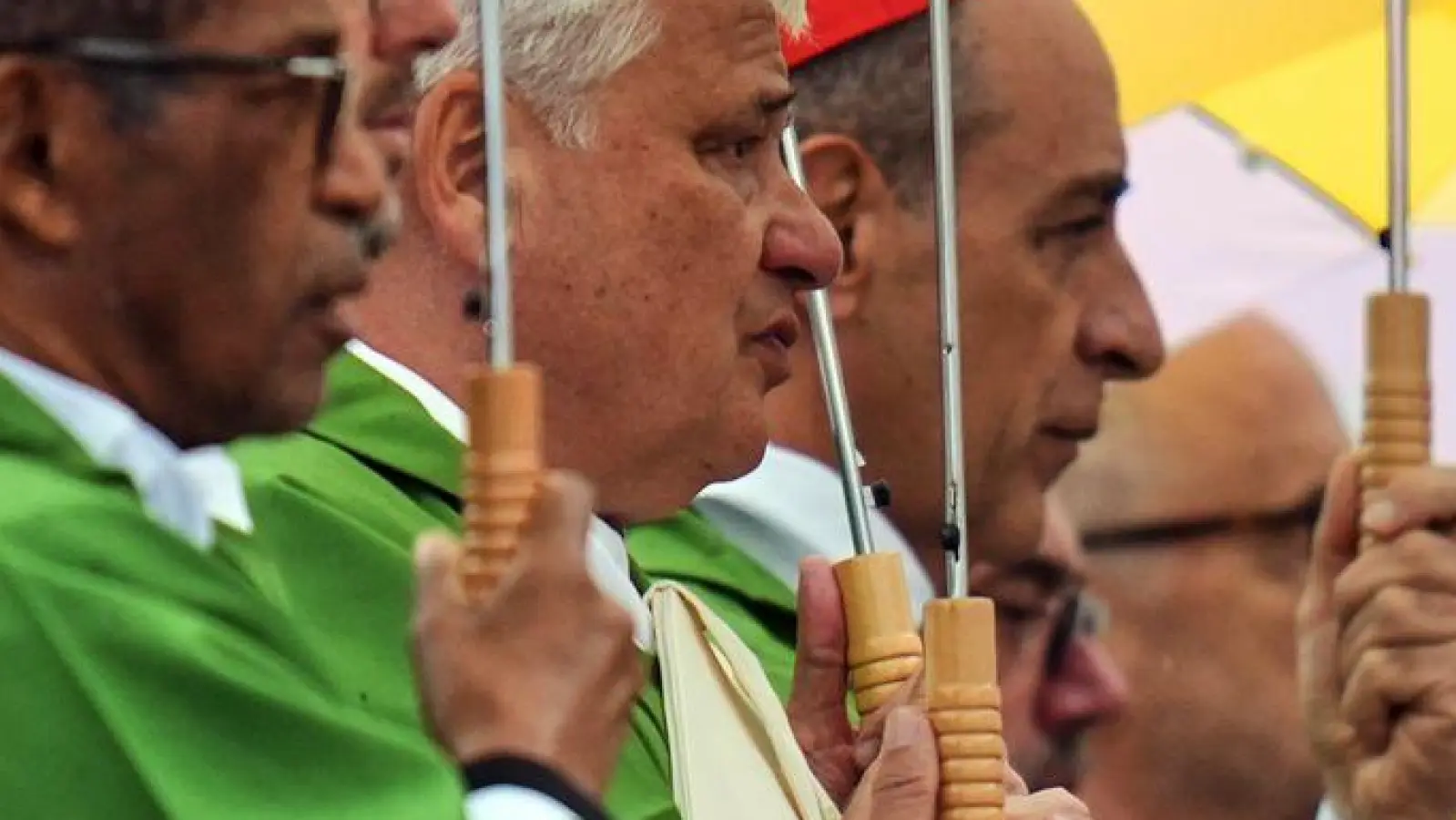 Unterm Schirm - Kardinäle feiern mit Papst Messe für Migranten und Missionare (Foto: Alessandra Tarantino/AP/dpa)