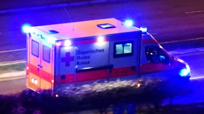 Zwei 18-Jährige musste der Rettungsdienst mit leichten Verletzungen ins Krankenhaus nach Ansbach bringen. (Symbolbild: Jim Albright)