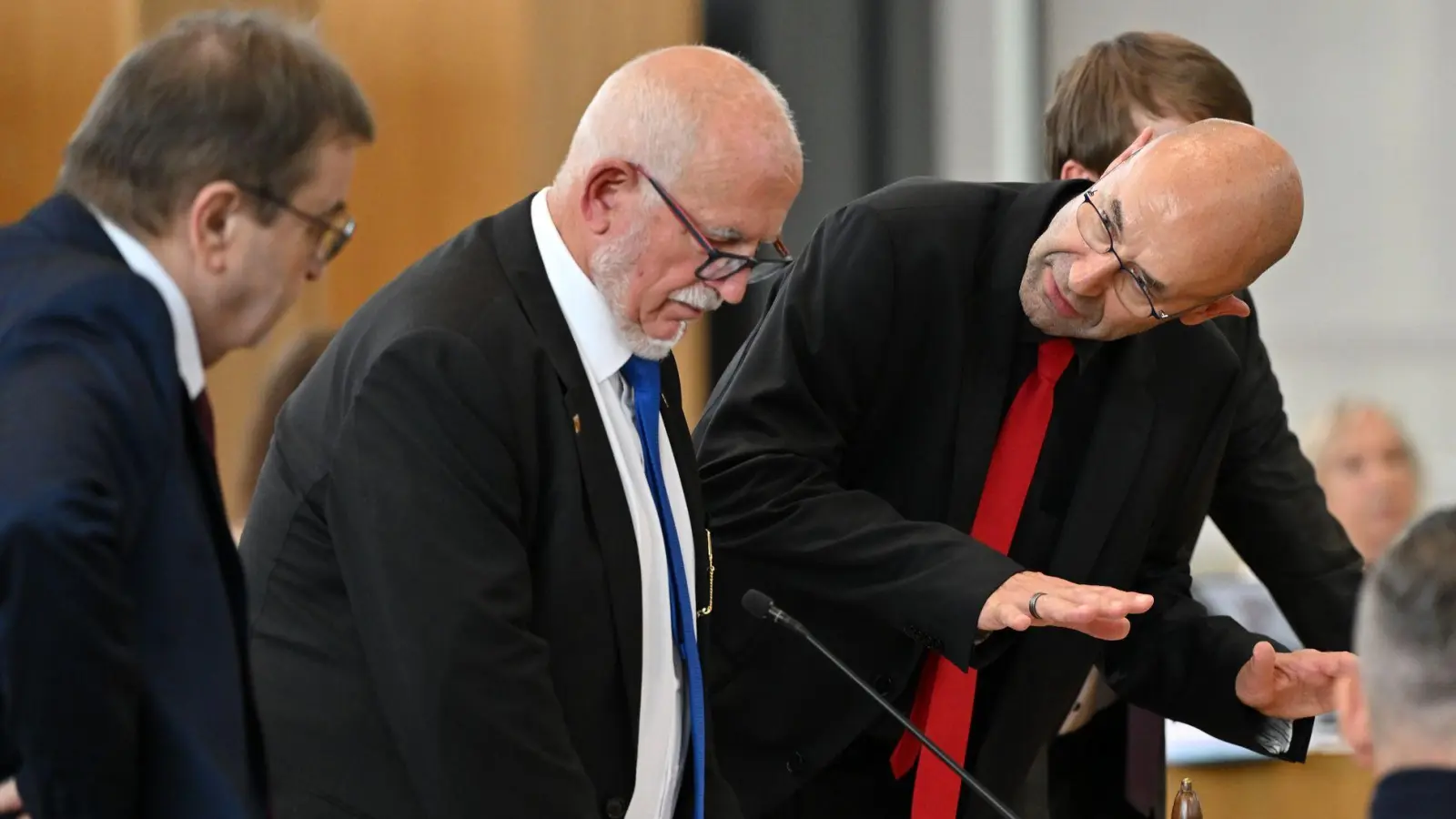 Bei der ersten Sitzung des Thüringer Landtags gibt es scharfe Kritik an den Alterspräsidenten der AfD, Jürgen Treutler (Mitte).  (Foto: Martin Schutt/dpa)