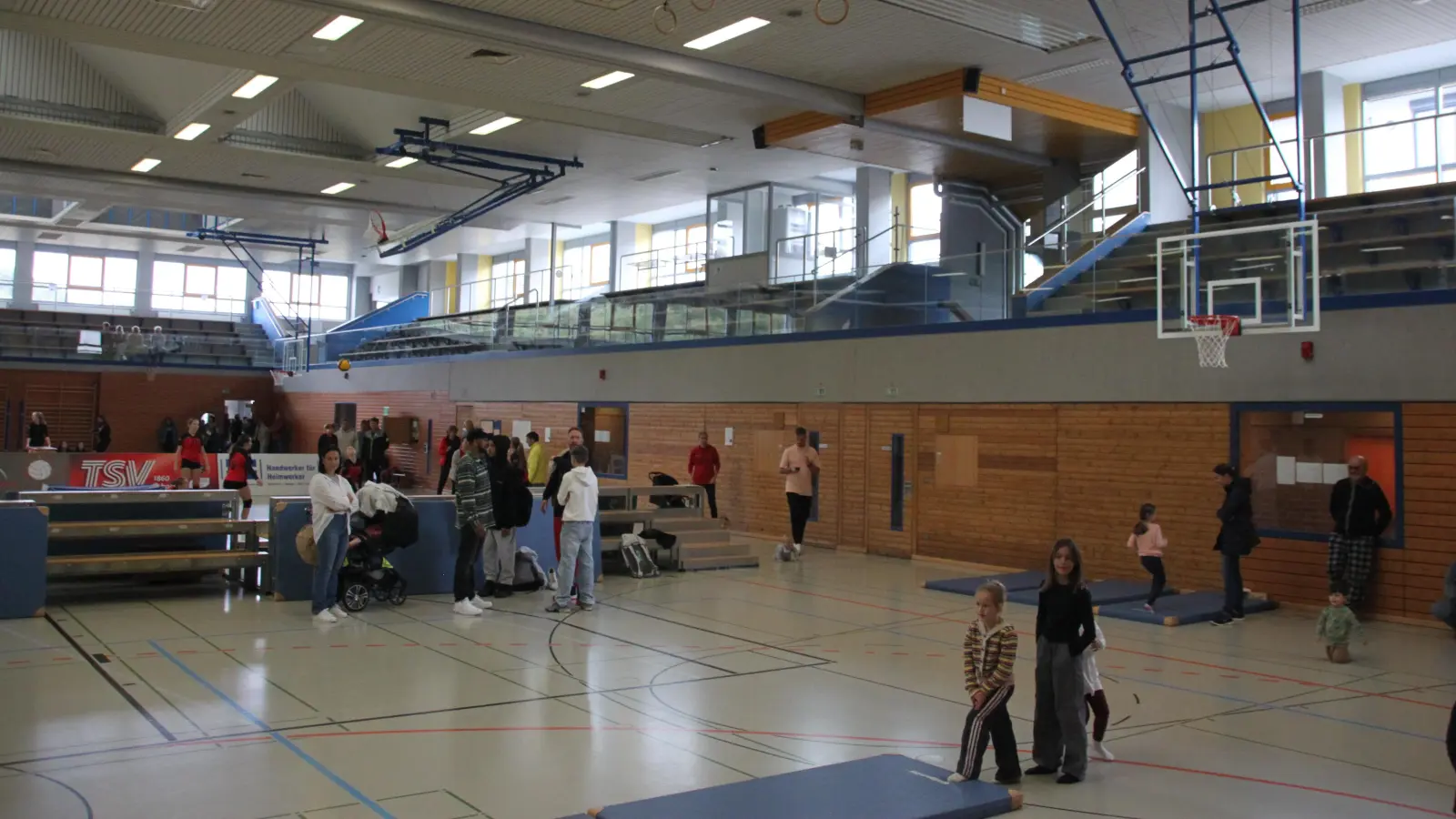 Nur auf die Stirnseitentribüne dürfen Zuschauer, die Sitzmöglichkeiten an der Längsseite der Theresien-Turnhalle müssen seit drei Jahren aus Brandschutzgründen leer bleiben. Das Bild entstand beim Sporttag des TSV 1860 Ansbach. (Foto: Robert Maurer)