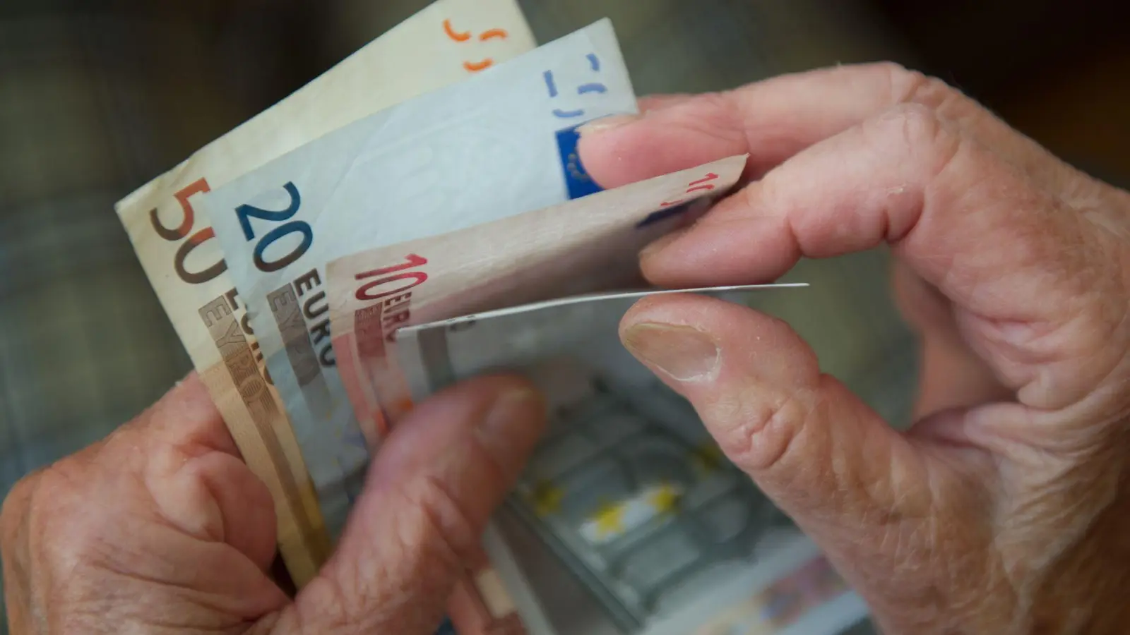 Manche Rentner kommen kaum über die Runden, andere haben hohe Einkommen. (Symbolbild) (Foto: Marijan Murat/dpa/dpa-tmn)