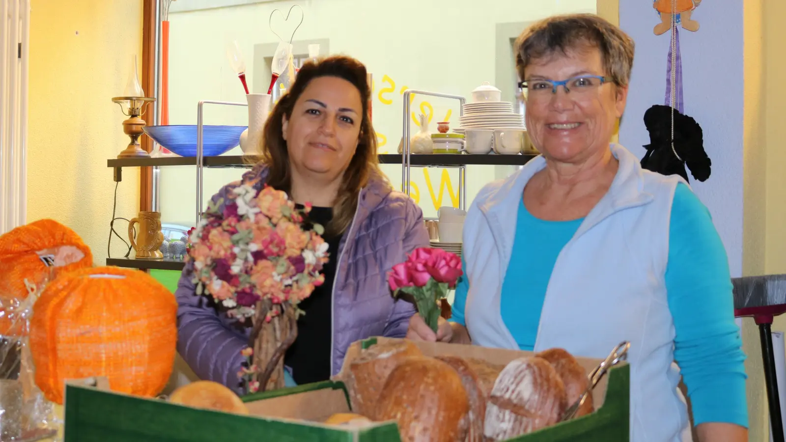 Marym Shahi (links) und Claudia Hinderer engagieren sich im ehrenamtlichen Team des Umsonstladens in Dinkelsbühl. (Foto: Sophia Kern)