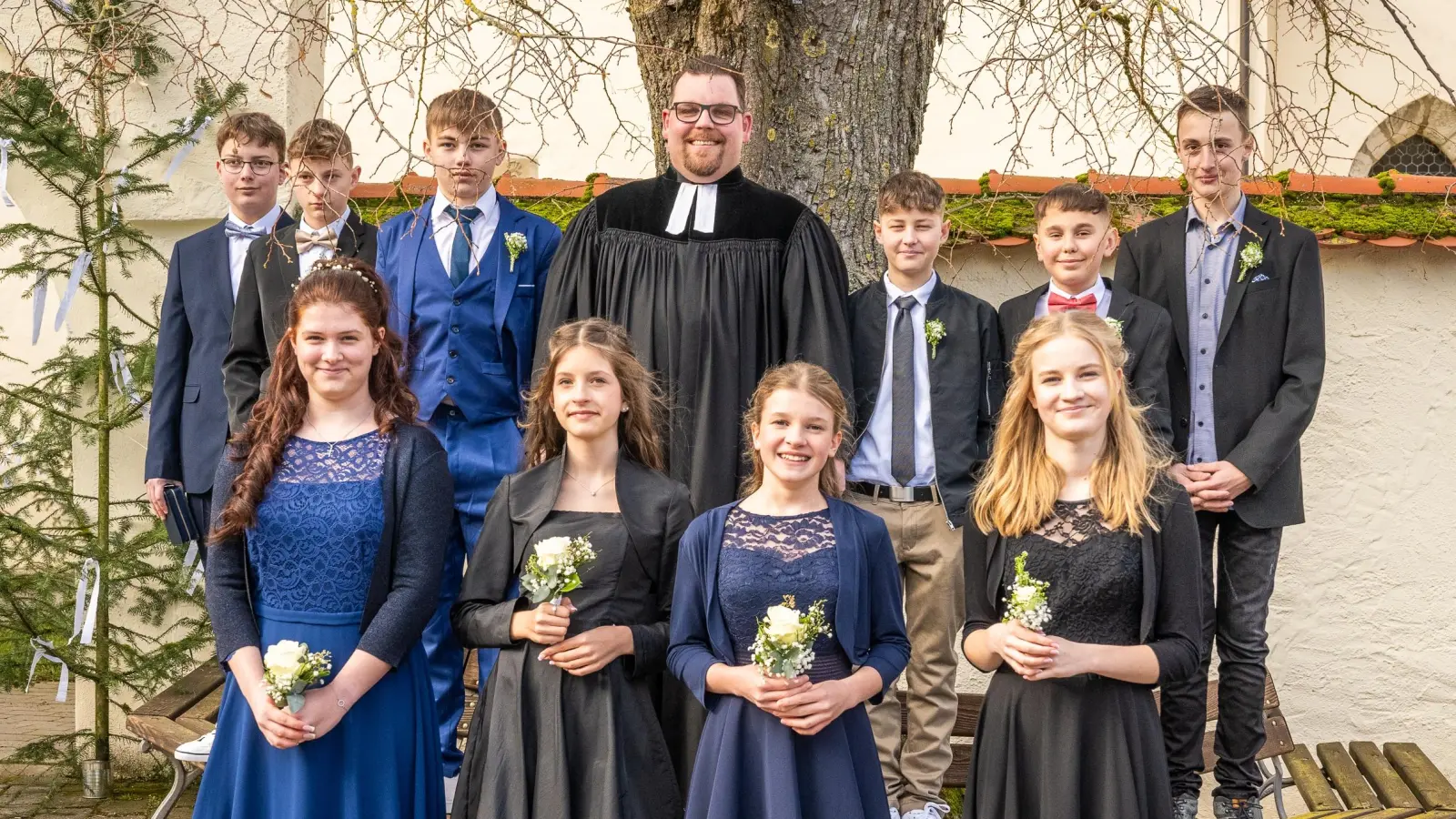 Die zehn Konfirmanden der Kirchengemeinden Lehengütingen und Weidelbach/Zwernberg mit Pfarrer Johannes Sichert. Sie feierten in Weidelbach in der St.-Ulrich-Kirche sowie in der Lehengütinger St.-Wendelin-Kirche.  (Foto: Pfarramt Lehengütingen)