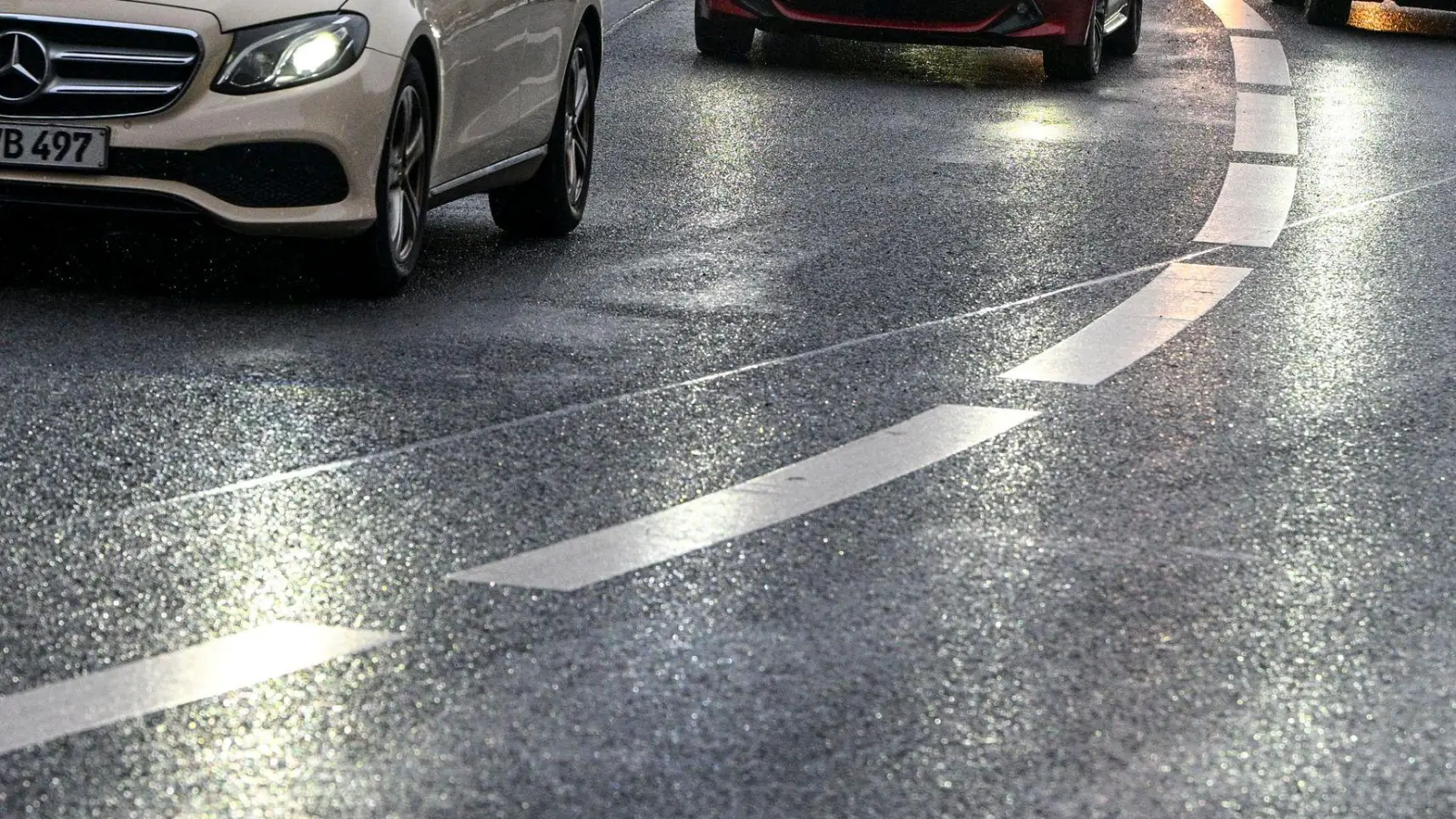 Autofahrer müssen sich auf glatte Straßen einstellen. (Foto: Jens Kalaene/dpa)