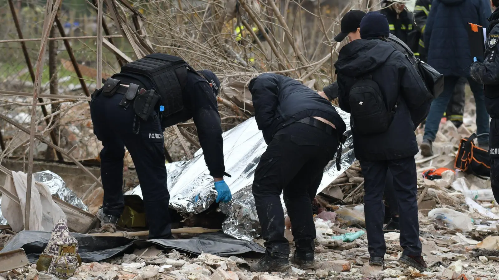 Russischer Nachtangriff trifft die Ukraine. (Foto: Mykola Tys/AP/dpa)