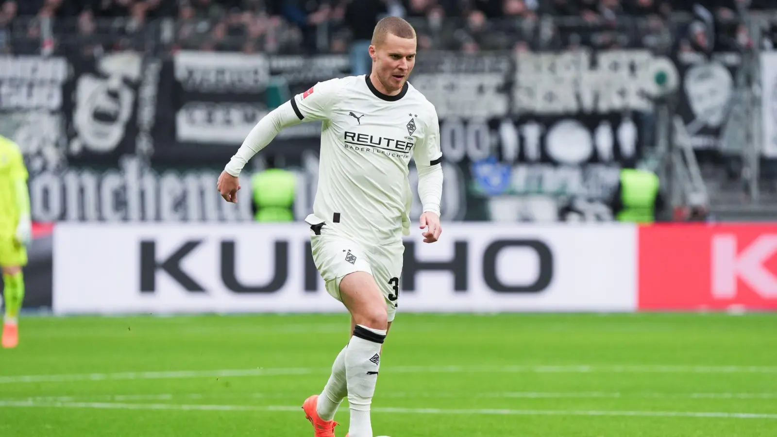Nico Elvedi verlässt Borussia Mönchengladbach und wechselt zu Leeds United in die Premier League. (Archivbild)  (Foto: Marc Schüler/dpa)