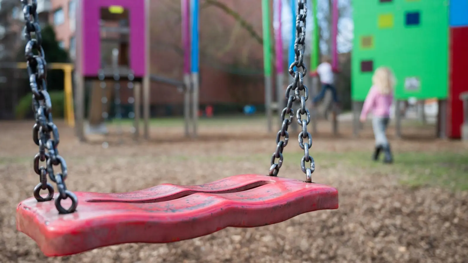 In Kempten durften Kinder bis zehn Jahre nur in Begleitung von Eltern oder älteren Jugendlichen auf den Spielplatz. Das ist nicht zulässig, sagen Verfassungsrichter. (Symbolbild) (Foto: Julian Stratenschulte/dpa/dpa-tmn)