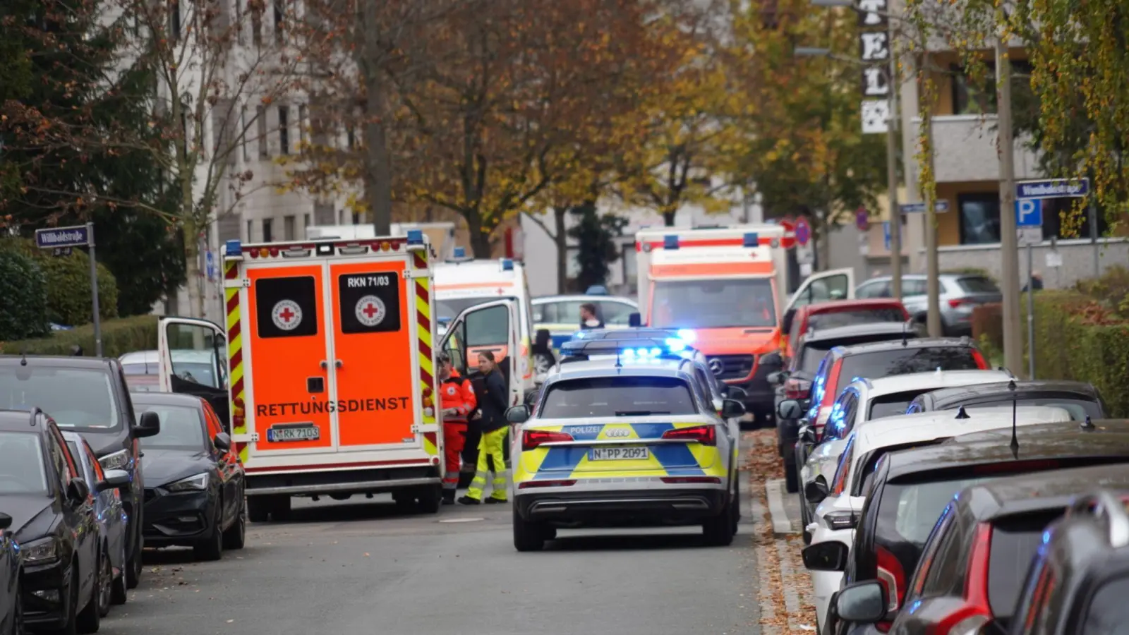 Ein 51-Jähriger soll in Nürnberg seine Lebensgefährtin mit einem Messer bedroht und angekündigt haben, sie „mitzunehmen“. Daraufhin gab ein Polizist drei Schüsse auf den Mann ab und verletzte ihn tödlich. (Archivbild) (Foto: vifogra / Eberlein/vifogra/dpa)