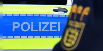 Polizisten haben in einem Neustädter Wohngebiet ein Haus durchsucht. (Symbolbild: Bernd Weißbrod/dpa)