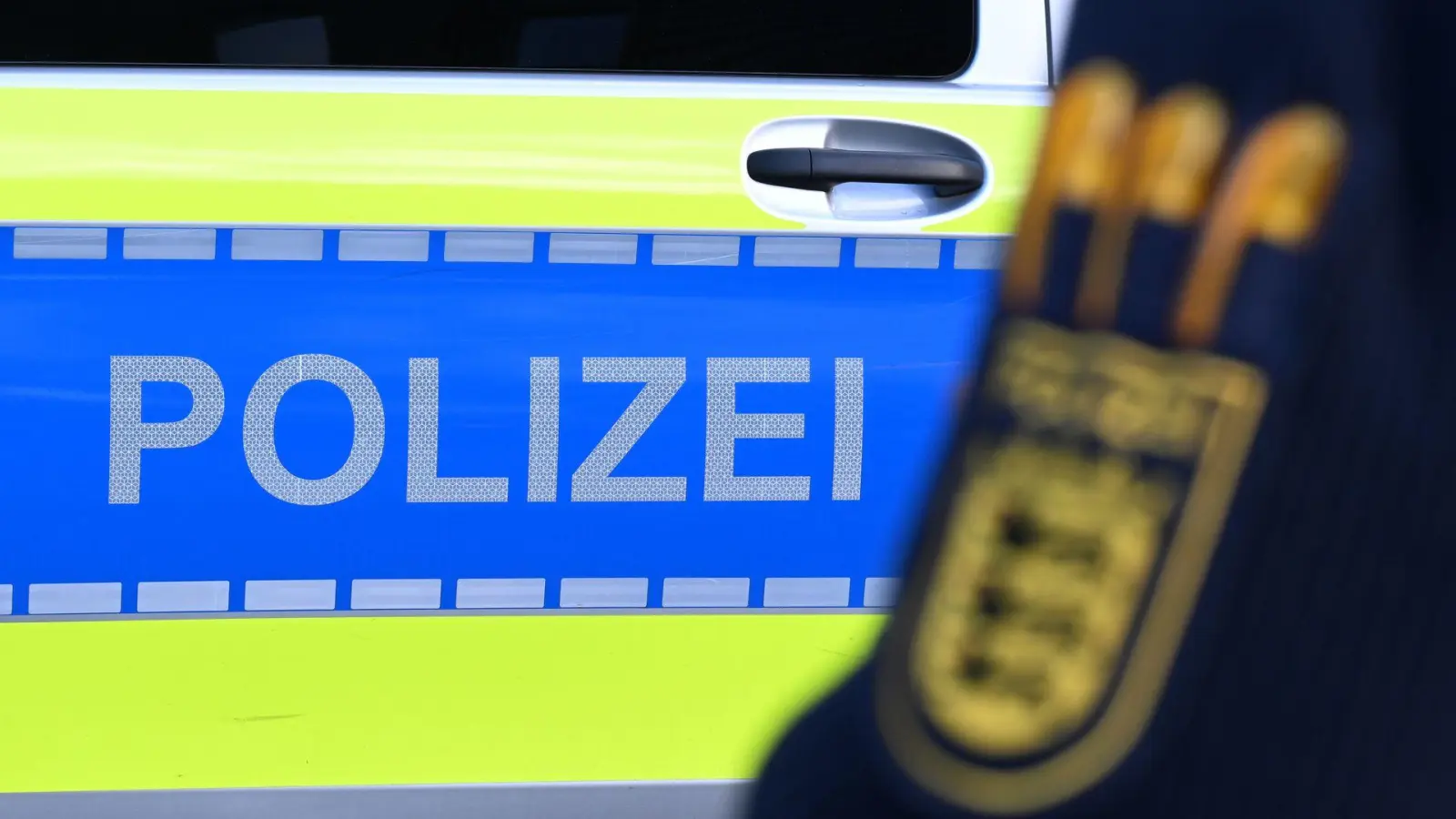 Polizisten haben in einem Neustädter Wohngebiet ein Haus durchsucht. (Symbolbild: Bernd Weißbrod/dpa)