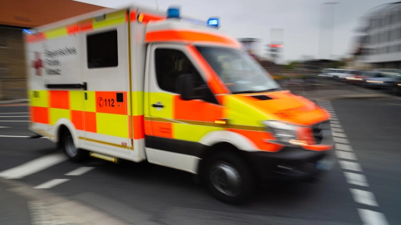 Ein 15-Jähriger ist am Donnerstag bei einem Unfall verletzt worden. (Symbolbild: Nicolas Armer/dpa)