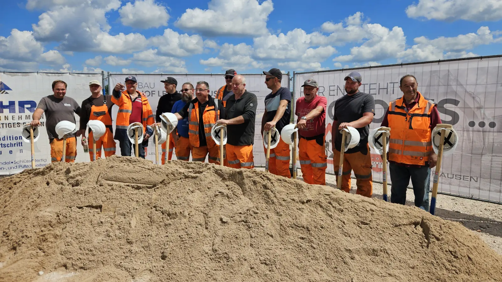 Sie bekommen nun endlich ein neues, zeitgemäßes Domizil: Das Team des Bauhofes stellte sich nach dem offiziellen symbolischen Spatenstich durch den Bürgermeister und die für das Millionenprojekt Verantwortlichen selbst zum Gruppenbild mit Sand, Helmen und Spaten auf. (Foto: Wolfgang Grebenhof)