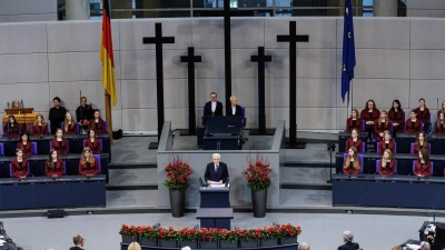 Italiens Staatspräsident Mattarella hält die zentrale Gedenkrede zum Volkstrauertag im Bundestag (Foto: Carsten Koall/dpa)