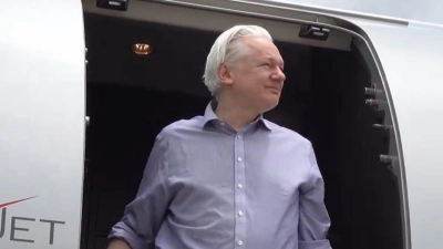 Assange ist mit einem gecharterten Flugzeug aus Großbritannien ausgereist. (Foto: @wikileaks/PA Wire/dpa)