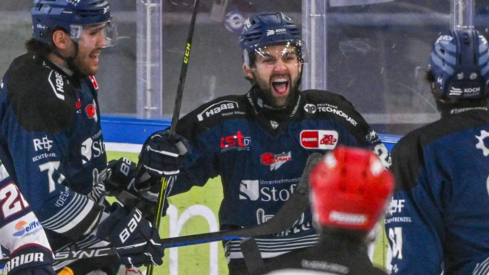 Die Straubing Tigers (blaue Trikots) holten in der Serie gegen die Eisbären den ersten Sieg. (Foto: Armin Weigel/dpa)