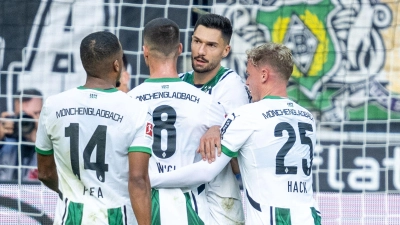 Gladbach bejubelt Tim Kleindienst (2.v.r) (Foto: David Inderlied/dpa)