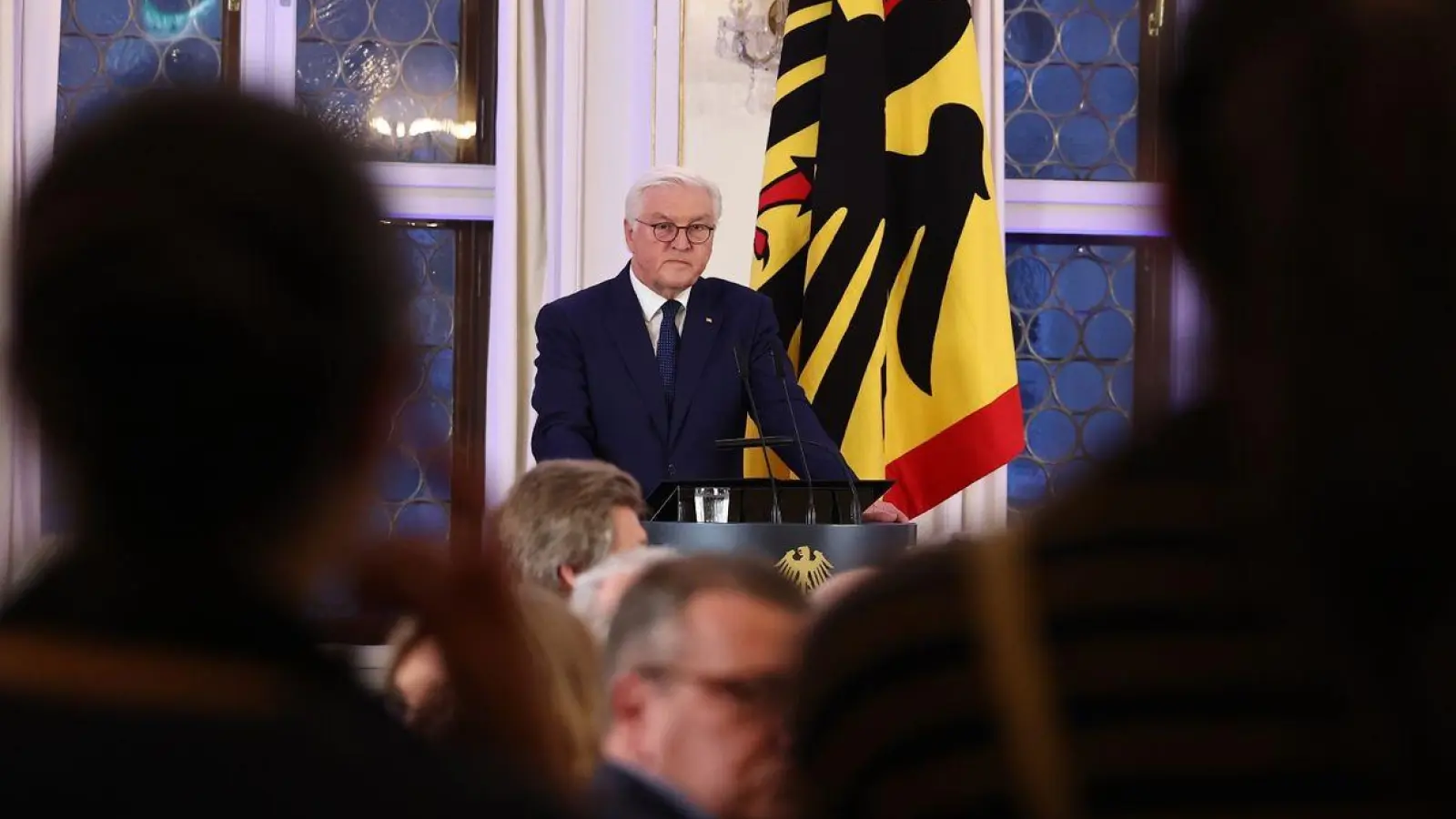 Propalästinensische Demonstranten unterbrechen die Rede von Bundespräsident Frank-Walter Steinmeier in Leipzig. (Foto: Jan Woitas/dpa)