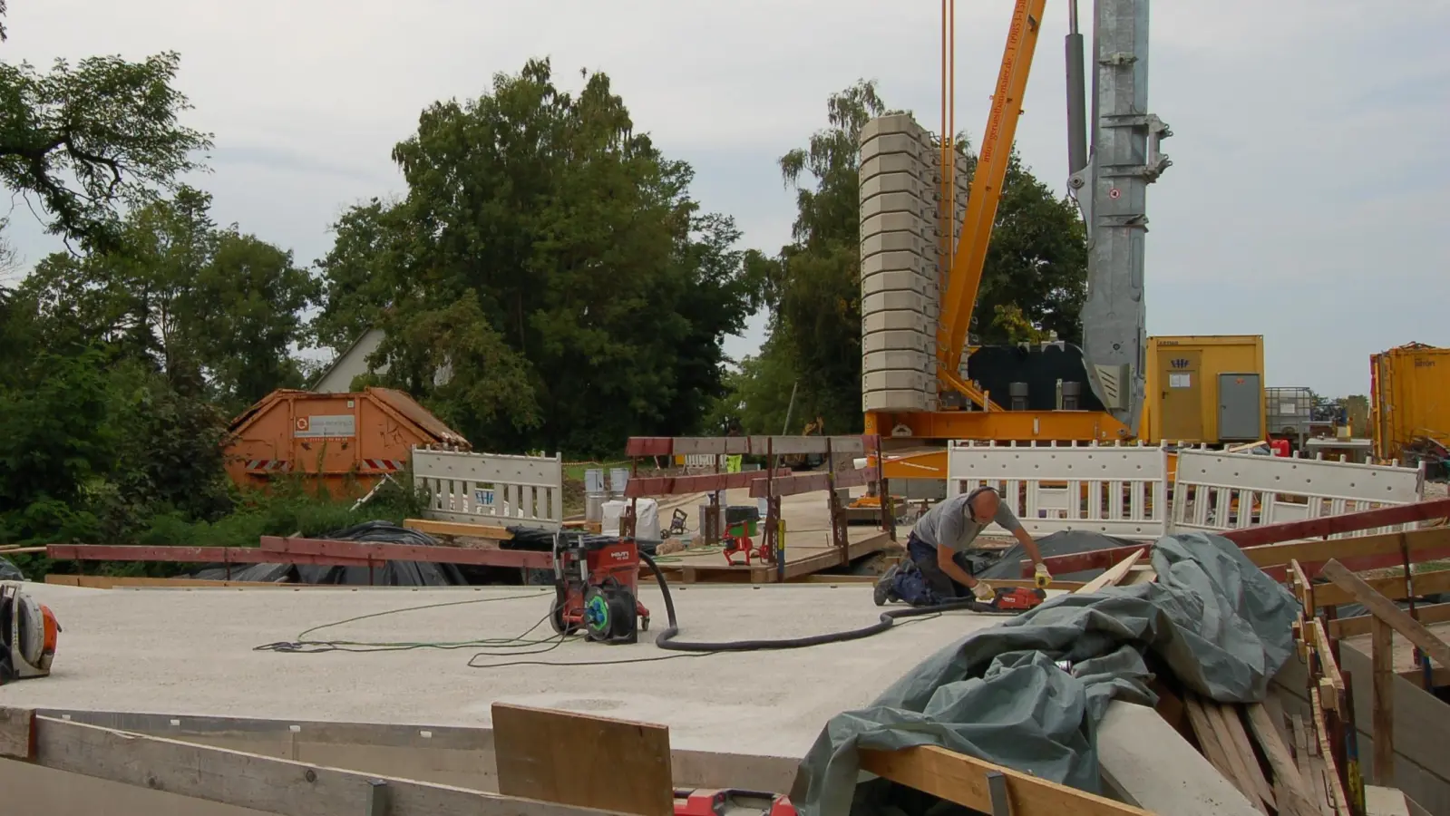 Das Tragwerk der neuen Brücke ist fertig. Hier im Bild ist gerade ein Mitarbeiter der Wilburgstettener Firma Michel, ein Subunternehmen der bauausführenden Firma Hähnlein, mit der Vorbereitung der Abdichtung beschäftigt. (Foto: Markus Weinzierl)