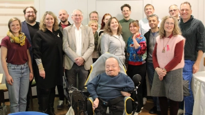 Die Kandidierenden von Bündnis90/Die Grünen für die Stadtratswahl am 8. März 2026. Stadträtin und Fraktionsvorsitzende Beate Junkersfeld (Dritte von links) führt die Liste an. Sie wurde mit 19 von 20 Stimmen gewählt. (Foto: Clarissa Kleinschrot)