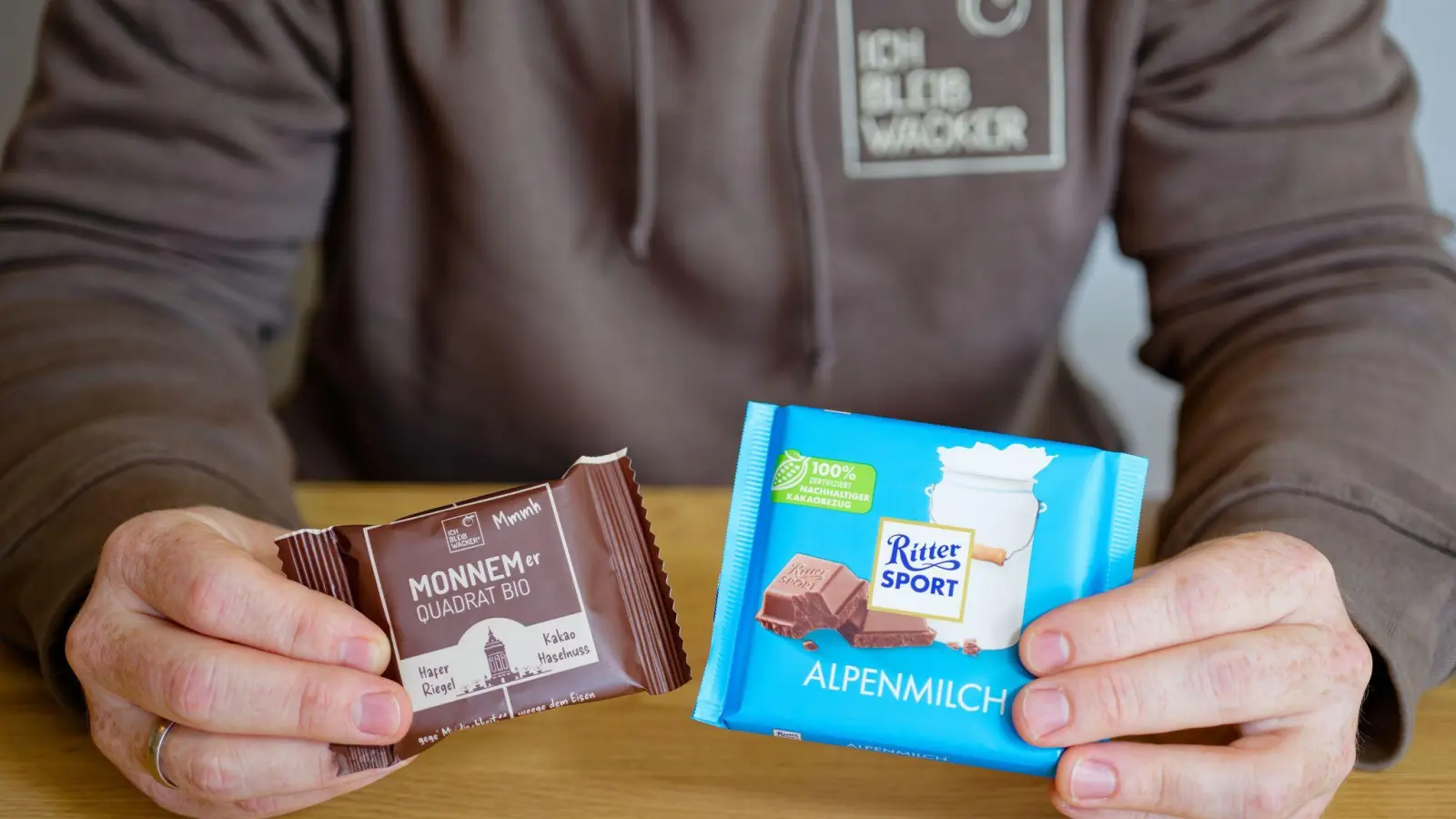 Ritter Sport sieht durch den Haferriegel nach eigenen Angaben seine Marke bedroht. (Archivbild) (Foto: Uwe Anspach/dpa)