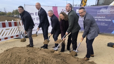 Setzten den Spaten an (von links): Jochen Sauerhöfer (weiterer Stellvertreter des OB), Maik Render (N-Ergie-Vorstandssprecher), stellvertretender Landrat Hans Henninger, Kerstin Fröhlich (Geschäftsführerin N‑Ergie Netz&nbsp;GmbH), Wirtschaftsminister Hubert Aiwanger und Christoph Strasser (MaxSolar GmbH). (Foto: Thomas Schaller)