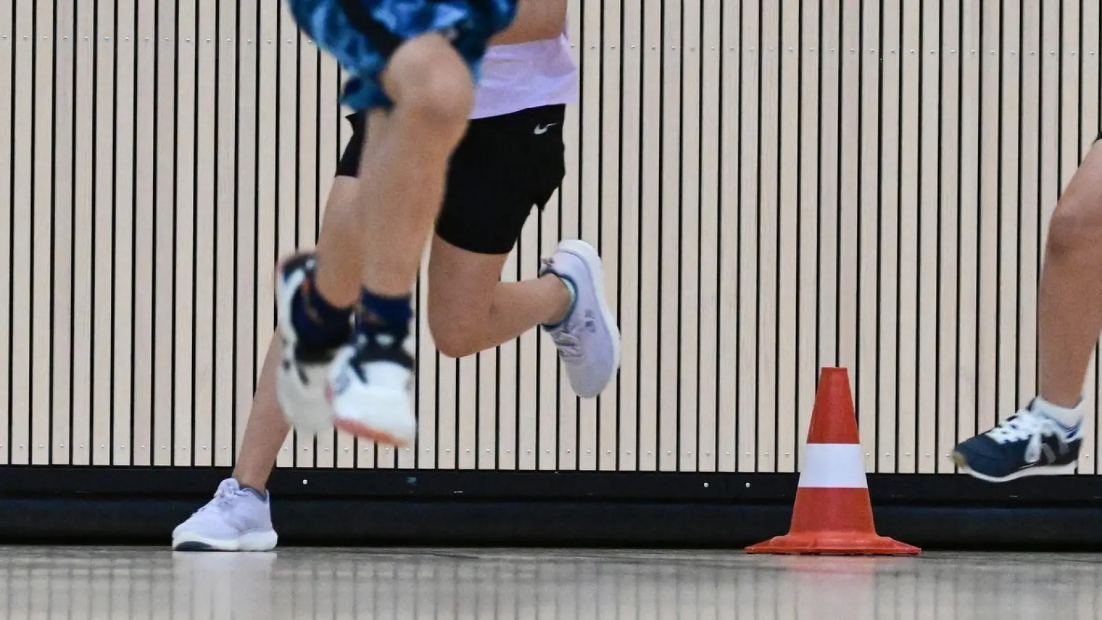 Ein KI-Tool könnte vielleicht bald die Benotung im Sportunterricht verändern. (Symbolbild) (Foto: Bernd Weißbrod/dpa)