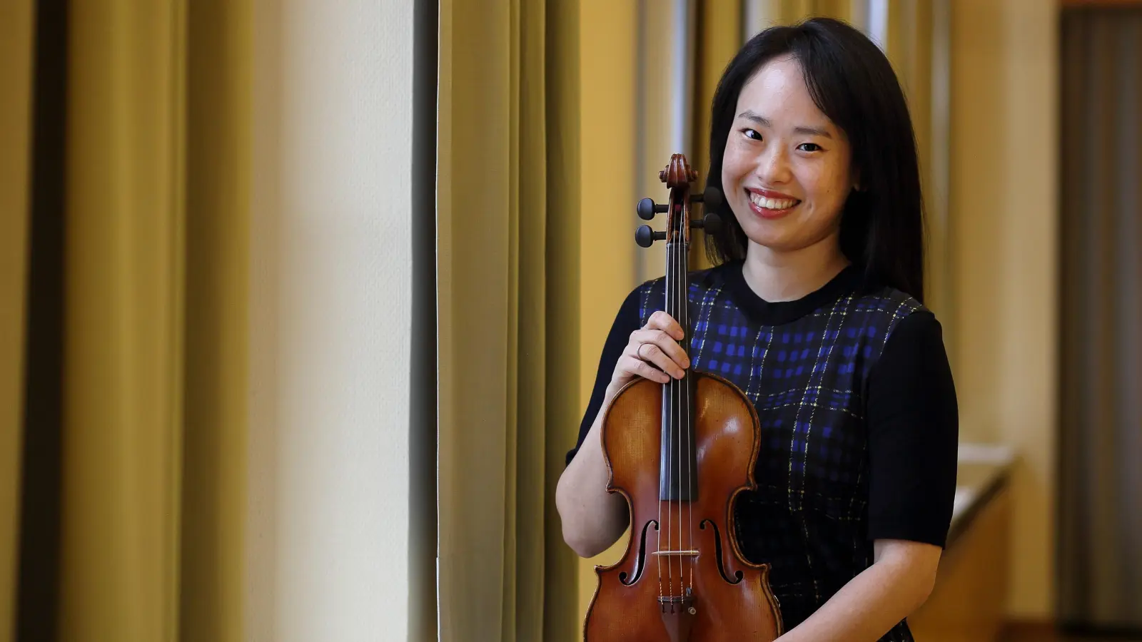 Lebt seit 2019 in Sachsen bei Ansbach: die Geigerin Nan Hong Kim-Herberth. Am Samstag, 25. November gibt sie dort im Haus der Bäuerin ein Konzert zusammen mit ihrer Freundin Erica Lunz. (Foto: Thomas Wirth)