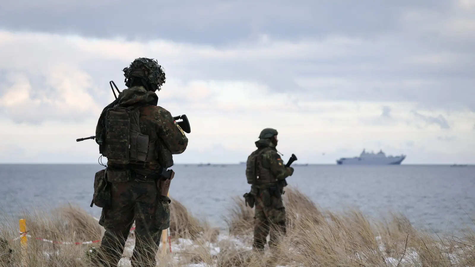 An der amphibischen Anlandung sind nach Nato-Angaben 15 Schiffe mit 2.600 Soldaten beteiligt.  (Foto: Christian Charisius/dpa)