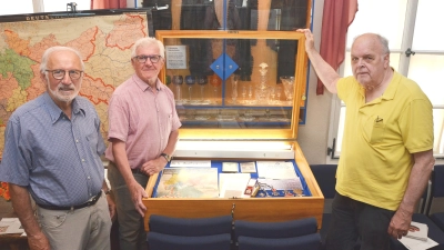 Der Vorsitzende des Heimatvereins, Manfred Annertzok, der stellvertretende Vorsitzende Rainer Held und Altbürgermeister Heinz Henninger präsentieren die Exponate (von rechts). (Foto: Yvonne Neckermann)