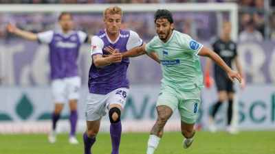 Herthas Kevin Sessa (r) traf gegen den VfL Osnabrück.   (Foto: Friso Gentsch/dpa)