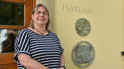Bürgermeisterin Karin Schirmer wurde zur ersten Bürgermeisterin von Markt Nordheim gewählt. Gerne stellte sie sich zu den beiden Auszeichnungen, welche die Gemeinde 2007 erhalten hatte: Bundessieger und Landessieger im Wettbewerb „Unser Dorf soll schöner werden, unser Dorf hat Zukunft”. (Foto: Anita Dlugoß)