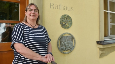 Bürgermeisterin Karin Schirmer wurde zur ersten Bürgermeisterin von Markt Nordheim gewählt. Gerne stellte sie sich zu den beiden Auszeichnungen, welche die Gemeinde 2007 erhalten hatte: Bundessieger und Landessieger im Wettbewerb „Unser Dorf soll schöner werden, unser Dorf hat Zukunft”. (Foto: Anita Dlugoß)