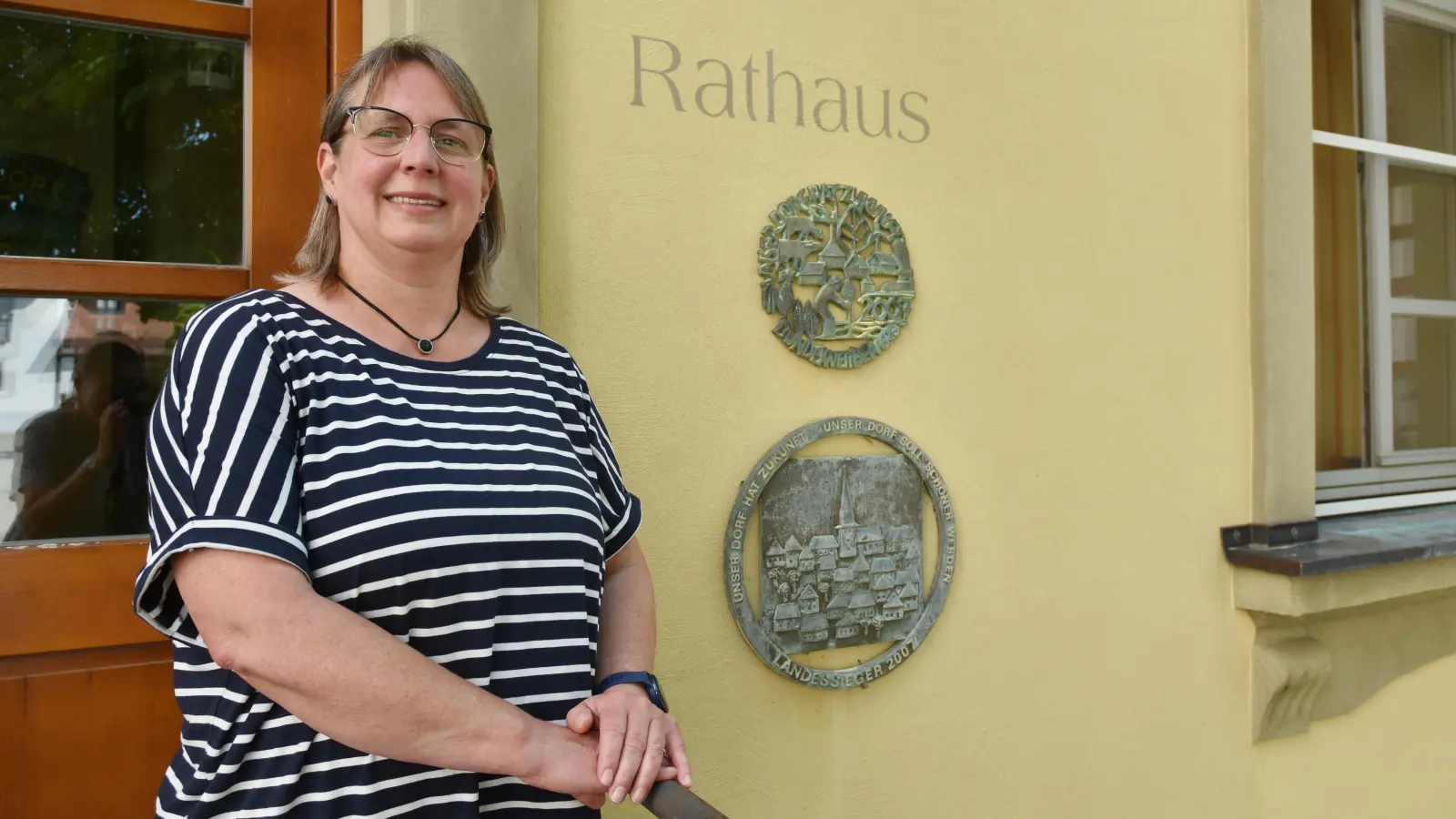 Bürgermeisterin Karin Schirmer wurde zur ersten Bürgermeisterin von Markt Nordheim gewählt. Gerne stellte sie sich zu den beiden Auszeichnungen, welche die Gemeinde 2007 erhalten hatte: Bundessieger und Landessieger im Wettbewerb „Unser Dorf soll schöner werden, unser Dorf hat Zukunft”. (Foto: Anita Dlugoß)