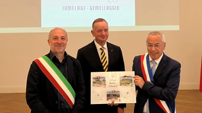 Ansbachs Geschenk war eine Collage. Anglets Rathauschef Claude Olive sowie seine Kollegen aus Ansbach und Fermo, Thomas Deffner und Paolo Calcinaro, waren erfreut (von rechts). (Foto: Stadt Ansbach/Melanie Herrmann)