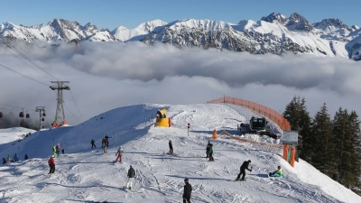 Wintersportler fahren auf dem Fellhorn über den Wolken im Sonnenschein. (Foto: Karl-Josef Hildenbrand/dpa/Archivbild)