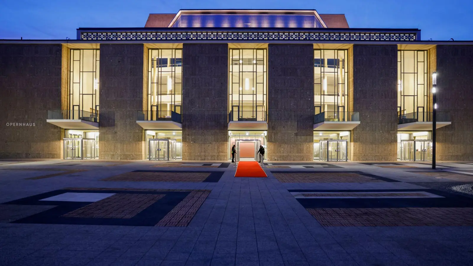Die Kölner Oper und das Schauspielhaus sind am Donnerstagabend nach 14 Jahren Sanierung wiedereröffnet worden.  (Foto: Thomas Banneyer/dpa)