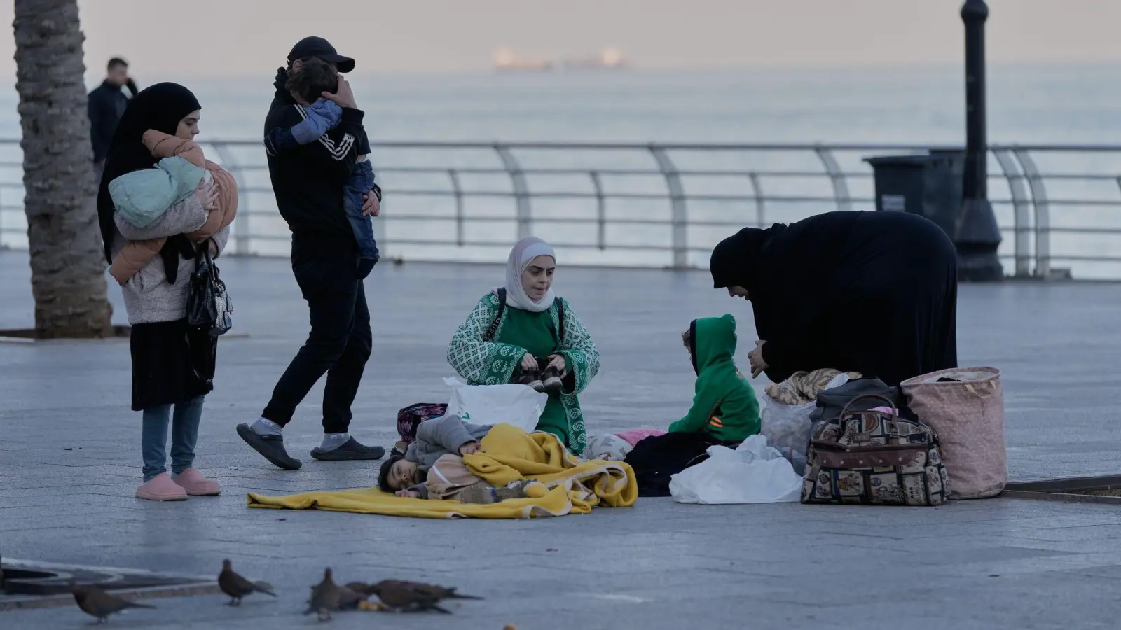Im Libanon treibt der Krieg erneut Hunderttausende Menschen aus ihren Wohngebieten. (Foto: Bilal Hussein/AP/dpa)