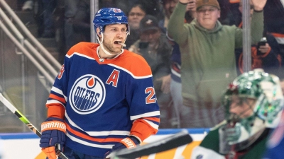 Leon Draisaitl hat seinen NHL-Vertrag in Edmonton verlängert. (Foto: JASON FRANSON/The Canadian Press/AP/dpa)