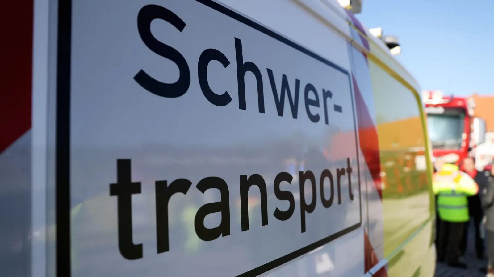Schwerlasttransporte sollen in Bayern künftig nicht mehr so oft von der Polizei begleitet werden müssen. (Symbolbild) (Foto: Daniel Karmann/dpa)