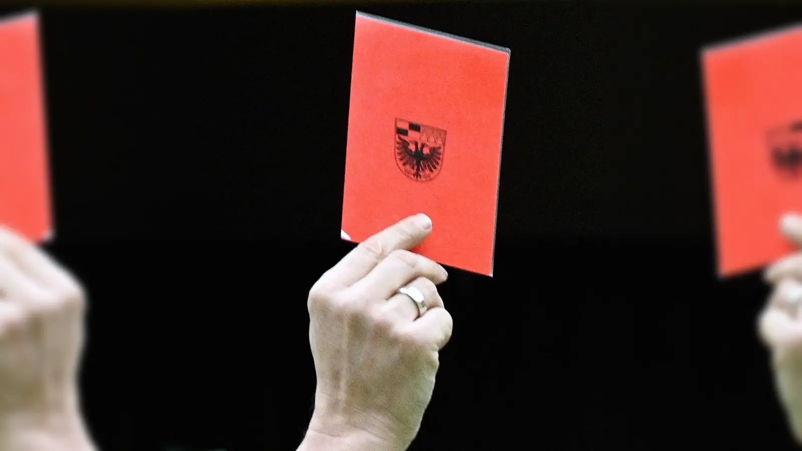 Für Biomüll-Sünder gibt es vom Landkreis Ansbach die rote Karte (die in der Realität anders gestaltet ist). (Symbolfoto: Jim Albright)