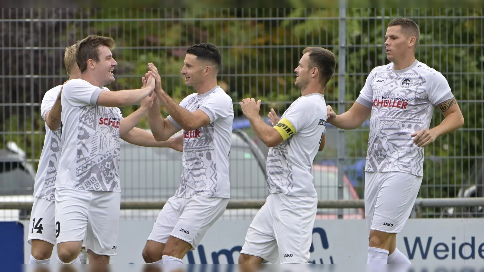Das weiße Ballett will wieder feiern: Vor drei Jahren schoss Kai Regner (2. von rechts) die Herrieder in Roth zum Sieg. Damals auch dabei war Peter Bernhard (3. von rechts). Hier feiern in einem Ligaspiel außerdem Maximilian Christ (links) und Patrick Carmona Torres (rechts) ein Tor. (Foto: Martin Rügner)