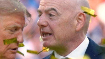 Also bei der WM-Siegerehrung haben Donald Trump und Gianni Infantino (r) noch miteinander gesprochen. (Archivbild) (Foto: Jacquelyn Martin/AP/dpa)