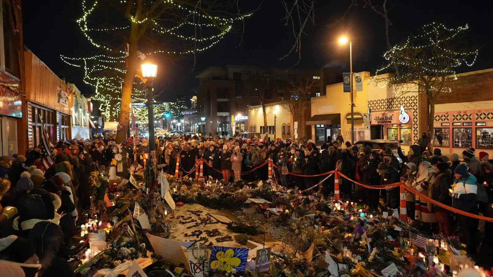 Menschen gedenken Alex Pretti am Tatort in Minneapolis  (Foto: Adam Gray/AP/dpa)