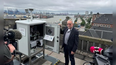 Einer der ersten Pollenmonitore steht in Hamburg, wo ihn Stefan Gilge vom DWD-Zentrum für Medizin-Meteorologische Forschung vorstellte.  (Foto: Christiane Bosch/dpa)