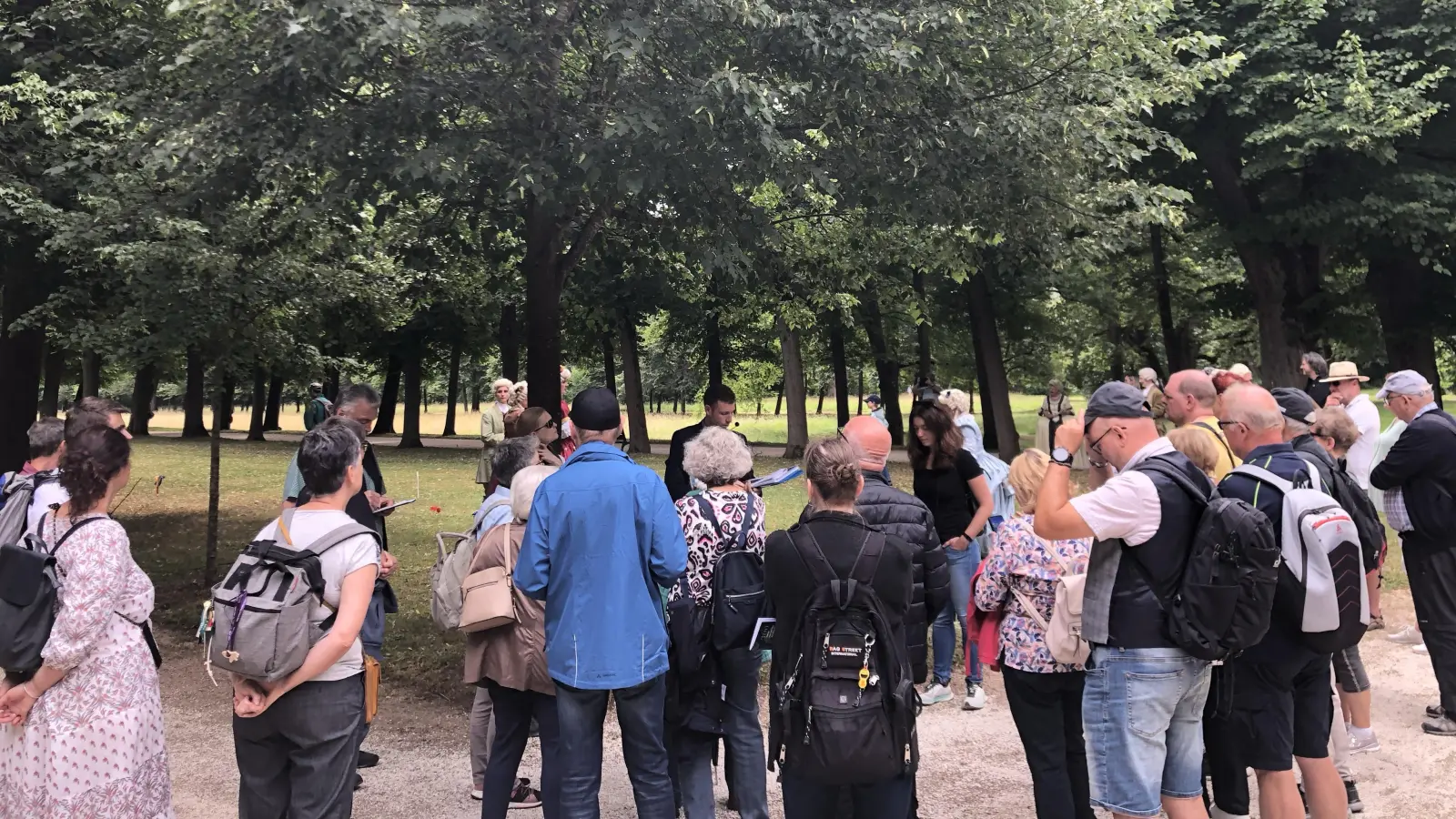 Bei den Führungen über das Areal wird auch erklärt, wie der Garten dem Wandel der Zeiten unterlegen ist. (Foto: Florian Pöhlmann)