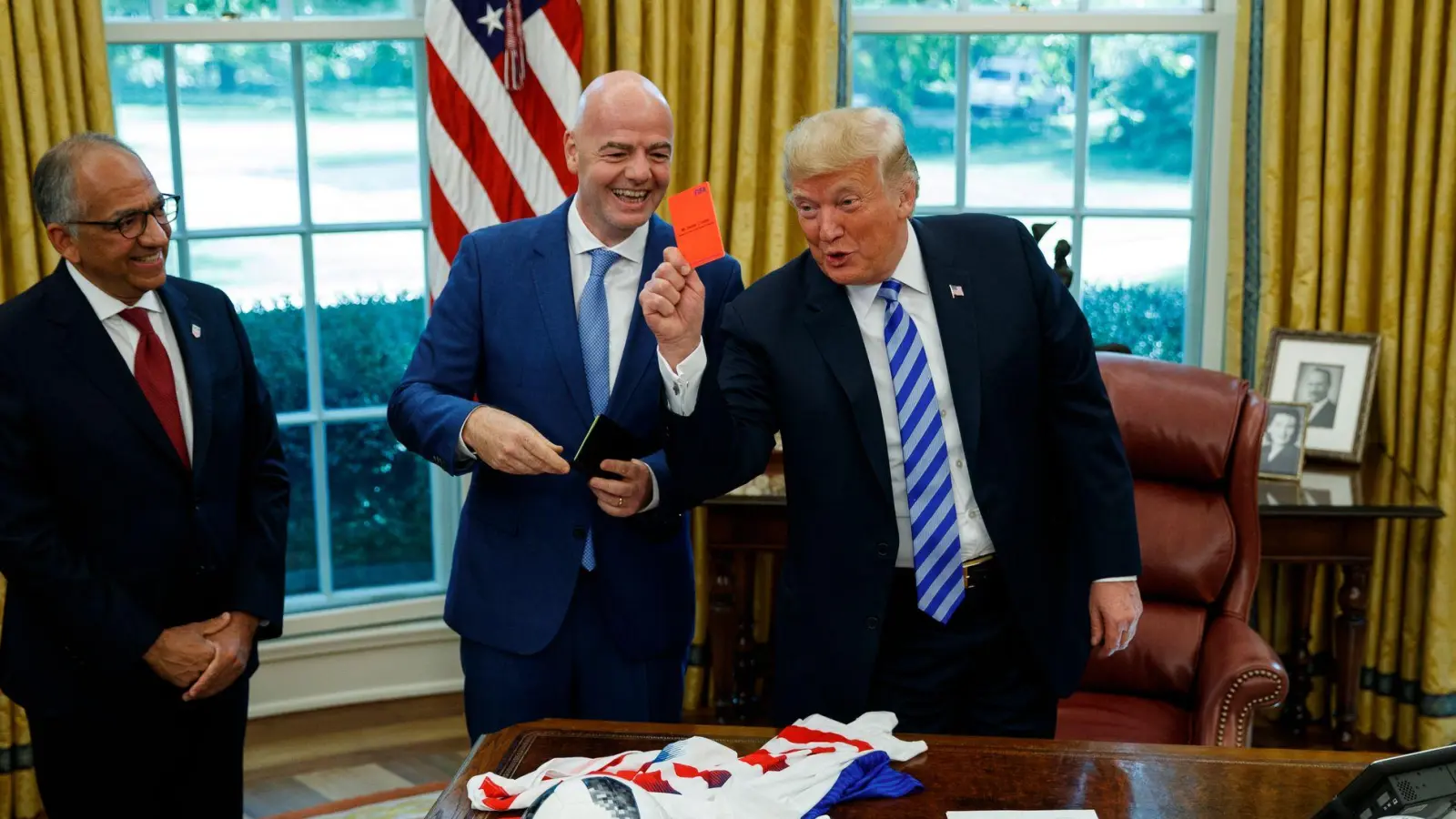 Damals ein Scherz: Trump zeigt Rot. Und jetzt? (Archivbild) (Foto: Evan Vucci/AP/dpa)