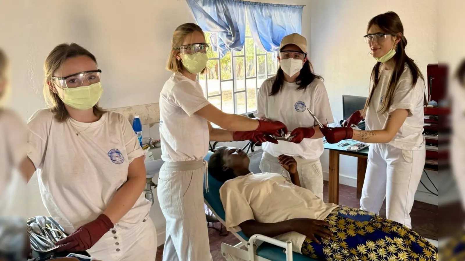 Gemeinsam legte das Team Hand an (von links): Lisa Raab, Katharina Hofmann, Janine Herderich und Alisa Paul mit Patientin. (Foto: Dr. Stefan Eckardt)